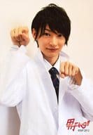 駿河屋 中古 岡崎和寛 上半身 白衣 ネクタイ 両手グー 背景白 舞台 男子ing Vol 3 その他男性