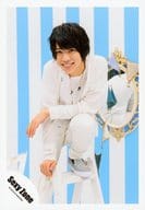 駿河屋 中古 Sexyzone 松島聡 全身 衣装白 左足曲げ 脚立 歯見せ 鏡 背景青白 16春 パンフ グッズ 公式生写真 ジャニーズ