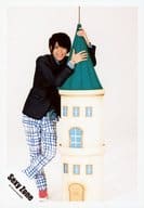 駿河屋 中古 Sexyzone 松島聡 全身 衣装黒 青 両手オブジェ屋根緑 左足曲げ 背景白 16春 パンフ グッズ 公式生写真 ジャニーズ
