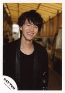 駿河屋 中古 Kat Tun 田口淳之介 バストアップ 衣装黒 両手下 笑顔 公式生写真 ジャニーズ