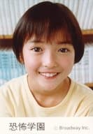 秋田きよ美/顔アップ・衣装黄・歯見せ/DVD「恐怖学園 霊界からの転校生」