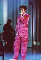 駿河屋 中古 関西ジャニーズjr 錦戸亮 ライブフォト 全身 衣装ピンク紫 左手マイク 目線左 枠無し ジャニーズファミリークラブ生写真 ジャニーズ