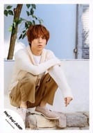 Hey!Say!JUMP/伊野尾慧/全身・衣装白.ベージュ・しゃがみ・右手左腕・野外/16-17冬 コンサートグッズ撮影/公式生写真