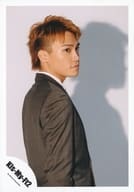 駿河屋 中古 Kis My Ft2 二階堂 高嗣 上半身 衣装黒 グレー スーツ 右向き 両手下 口閉じ 背景白 舞祭組 道しるべ Pv ジャケ写撮影 公式生写真 ジャニーズ