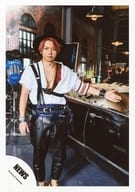 駿河屋 中古 News 増田貴久 全身 足見切れ 衣装白黒 帽子 左手パー広げ 体正面 車 Emma Pv ジャケ写撮影オフショット 公式生写真 ジャニーズ