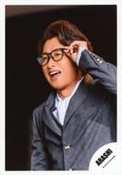 駿河屋 中古 嵐 大野智 バストアップ 衣装黒 グレー 左手眼鏡 左向き 笑顔 背景黒 I Ll Be There Pv ジャケ写撮影 公式生写真 ジャニーズ