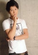 駿河屋 中古 延山信弘 上半身 衣装白 右手顎 左手右腕の下 背景グレー 延山信弘 林明寛ファン感謝トークライブ 物販生写真 その他男性 駿河屋 中古 延山信弘 上半身 衣装白 右手顎 左手右腕の下 背景グレー 延山信弘 林明寛ファン感謝トークライブ 物販生写真 その他男性