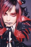 駿河屋 中古 ナイトメア 柩 バストアップ 衣装黒赤白 左寄り 顔正面 背景グレー Cd アウトロー 生写真 ヴィジュアル系バンド