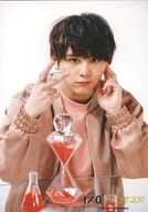 駿河屋 中古 Hey Say Jump 山田涼介 上半身 座り 衣装ピンクベージュ 右手ピース テーブル Hey Say Jump I Oth Anniversary Tour 17 ジャニーズ