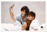 駿河屋 中古 ジャニーズjr 集合 3人 横型 上半身 衣装白水色 岩橋寝そべる カメラで自撮り 17秋 ジャニーズjr Johnnys You Me Island パンフ グッズ撮影オフショット 公式生写真 ジャニーズ