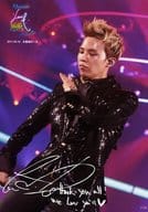 駿河屋 中古 Bigbang G Dragon ジードラゴン ライブフォト 膝上 衣装黒 左手上げ 印刷サイン入り 11 05 10 大阪城ホール Bigbang Presents Love Hope Tour 11 Bigbang