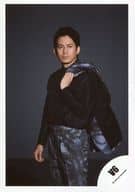 駿河屋 中古 V6 岡田准一 膝上 衣装黒紫 左手ジャケット 体やや左向き 背景グレー アルバム The Ones ジャケ写 Pv撮影オフショット 公式生写真 ジャニーズ