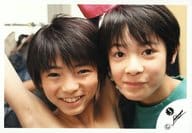 駿河屋 中古 Ya Ya Yah 赤間直哉 薮宏太 横型 顔アップ 衣装緑 笑顔 公式生写真 ジャニーズ