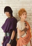 駿河屋 中古 村田充 セリヌンティウス 宮崎秋人 メロス 膝上 衣装紫 白 オレンジ 背中合わせ 背景白 キャラクターショット 極上文學 第7弾 走れメロス ランダムブロマイド その他男性