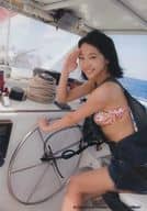 駿河屋 中古 武田玲奈 直筆サイン入り 膝上 座り 衣装青 オーバーオール 花柄 水着 右手上げ 左向き Vithmic Online限定 コンプリートセット購入特典生写真 生写真コンプリートセット