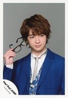 駿河屋 中古 Hey Say Jump 知念侑李 バストアップ 衣装青白 右手眼鏡 目線右 背景グレー 公式生写真 ジャニーズ