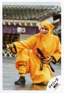 駿河屋 中古 ジャニーズwest 中間淳太 全身 しゃがみ 衣装黄色 右手刀 アルバム Westival ジャケ写 撮影 グッズ撮影オフショット 公式生写真 ジャニーズ