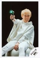 駿河屋 中古 ジャニーズwest 神山智洋 膝上 座り 衣装白 右手ライト アルバム Westival ジャケ写撮影 グッズ撮影オフショット 公式生 写真 ジャニーズ