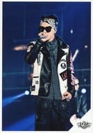 駿河屋 中古 Bigbang Sol ソル ライブフォト 膝上 衣装黒白 バンダナ サングラス 右手マイク 左手ジャケット 体右向き 顔左向き ライト青 ロゴ Vip A Nation Fc会員限定生写真 Bigbang