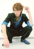駿河屋 中古 浜尾京介 全身 しゃがみ 衣装黒青 制服 左手髪 舞台 ホワイト タイツ 生写真 その他男性
