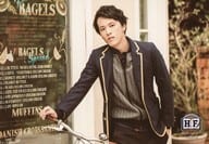 松島庄汰/横型・ジャケット黒・シャツグレー・右手自転車・左手ポケット/「Amuse Presents HANDSOME FESTIVAL 2016」オリジナルフォト