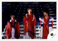 駿河屋 中古 Hey Say Jump 集合 3人 ライブフォト 横型 横並び 上半身 衣装赤青白 センター 中島 岡本顔左向き 階段 公式生写真 ジャニーズ