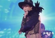 駿河屋 中古 Snow Man 渡辺翔太 ライブフォト 横型 バストアップ 衣装黒ゴールド 体左向き 少年たち そして それから ステージフォト第1弾 ジャニーズ