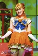 駿河屋 中古 中田花奈 セーラーヴィーナス ライブフォト 膝上 衣装白 オレンジ 両手下げ 首かしげ 背景緑 キャラクターショット Teamstar 乃木坂46版 ミュージカル 美少女戦士セーラームーン ランダム舞台写真ブロマイド 乃木坂46