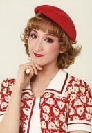 宝塚歌劇団/桜乃彩音(サリー・スミス)/バストアップ・衣装赤・白・ベレー帽・右手顎・口閉じ・顔傾げ・背景白・花組「ME AND MY GIRL」/「宝塚歌劇団」公式生写真
