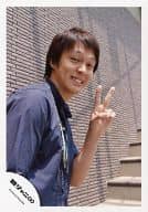 駿河屋 中古 関ジャニ 丸山隆平 上半身 衣装紺色 左手ピース 笑顔 階段 公式生写真 ジャニーズ