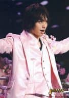 駿河屋 中古 Hey Say Jump 伊野尾慧 ライブフォト 膝上 衣装ピンク 右向き 口開け 両腕広げ 背景黒 Johnnys World Hey Say Jump