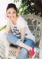 駿河屋 中古 石原さとみ 全身 衣装白 デニム生地 足組み 右手頬 生写真 その他女性