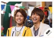 駿河屋 中古 News 手越祐也 増田貴久 横型 バストアップ 手越衣装黄 増田衣装白 目線左上 笑顔 背景に旗 公式生写真 News