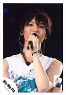 駿河屋 中古 Kis My Ft2 玉森裕太 ライブフォト バストアップ 衣装白 袖無し 左手マイク 右手ペットボトル 公式生写真 ジャニーズ