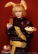 駿河屋 中古 磯貝龍虎 エリオット マーチ 上半身 衣装黒 ケーキ 飲み物 背景赤 キャラクターショット ミュージカル ハートの国のアリス 劇場物販ブロマイド 2 5次元ミュージカル