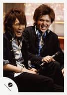 駿河屋 中古 7west 小瀧望 藤井流星 ライブフォト 膝上 座り 衣装黒 制服 マイク 笑顔 公式生写真 ジャニーズ