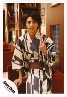 駿河屋 中古 Sexyzone 佐藤勝利 膝上 浴衣 白 黒 オレンジ 左手ピース 口閉じ 右手ソファ赤 Summer Paradise In Tdc パンフ グッズ 公式生写真 ジャニーズ