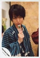 駿河屋 中古 Hey Say Jump 伊野尾慧 上半身 衣装青 浴衣 右手フォーク 背景オレンジ 公式生写真 ジャニーズ
