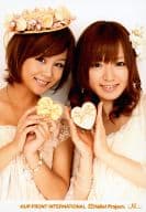 モーニング娘。/新垣里沙・紺野あさ美/バストアップ・衣装白・両手物持ち・笑顔・帽子・背景白/公式生写真