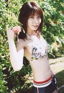 長澤奈央/膝上・水着カラフル・右手植物・背景野外/公式生写真