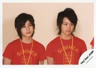 駿河屋 中古 Hey Say Jump 山田涼介 有岡大貴 横型 バストアップ Tシャツ赤 目線右 公式生写真 Hey Say Jump