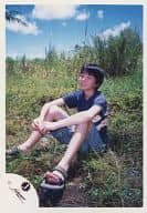 駿河屋 中古 ジャニーズ 川野直輝 全身 Tシャツ青 チェック柄ズボン 体育座り 野外 公式生写真 ジャニーズ