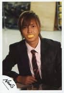 駿河屋 中古 News 山下智久 上半身 スーツ黒 シャツ白 ネクタイ 口にレモンの皮 公式生写真 News