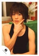 駿河屋 中古 Hey Say Jump 有岡大貴 バストアップ タンクトップ黒 右手顎 親指と人差し指立て 後ろにクリスマスツリー 公式生写真 Hey Say Jump
