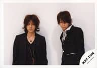 駿河屋 中古 Kat Tun 赤西仁 亀梨和也 横型 上半身 ジャケット黒 目線下 背景白公式生写真 Kat Tun