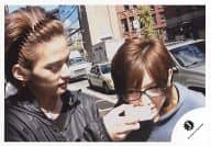 駿河屋 中古 Nyc 山田涼介 中山優馬 横型 バストアップ 山田眼鏡 匂いを嗅ぐ 中山前髪上げ 背景車 野外 公式生写真 ジャニーズ
