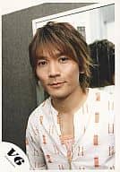 V6/長野博/バストアップ・シャツ白・オレンジ・カメラ目線・背景鏡/公式生写真