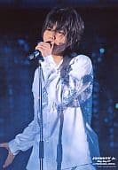 駿河屋 中古 Hey Say Jump 山田涼介 ライブフォト 上半身 衣装白 左手マイク マイクイスタンド 背景黒 Johnnys Jr Hey Say 07 In Yokohama Arena Hey Say Jump
