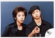駿河屋 中古 嵐 櫻井翔 二宮和也 横型 バストアップ 衣装黒 帽子 右手指差し 背景青 公式生写真 嵐