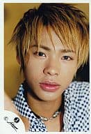 駿河屋 中古 Kat Tun 上田竜也 顔アップ シャツ白黒 チェック柄 チョーカー 公式生写真 Kat Tun